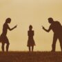 Blog – Non vorrai dare un dispiacere a tuo padre: la manipolazione nascosta dietro l’amore